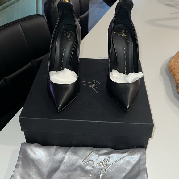 Giuseppe Zanotti
Horn Zip-Back Pump, Black - Picture 2 of 9